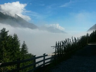 Auf 1649m Falbesoner Nockalm, das Tal im Nebel