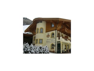 Olympia Schlössl Hausansicht Winter