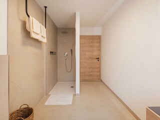 Großes Badezimmer