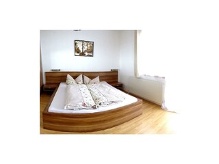 Schlafzimmer Serles 1 (2016_04_10 10_15_05 UTC)