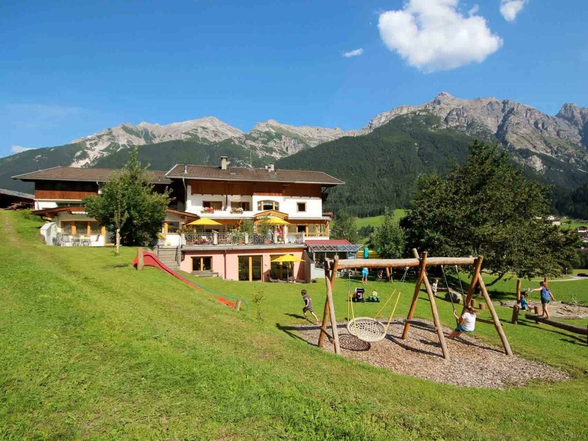 Pension Ladestatthof mit Spielplatz im Sommer