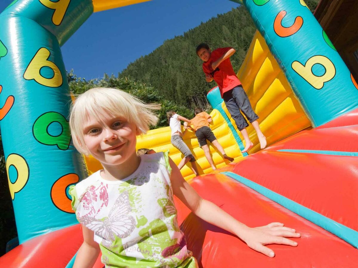 Abenteuerspielplatz für Kinder - HÜPFBURG