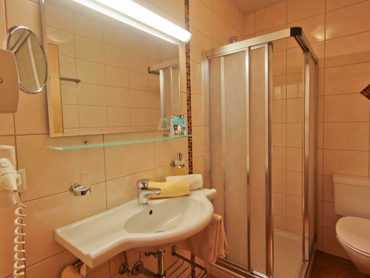 Doppelzimmer Bad mit Dusche