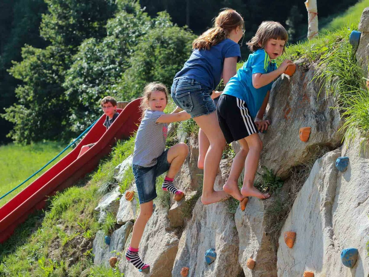 Abenteuerspielplatz für Kinder - KLETTERFELSEN