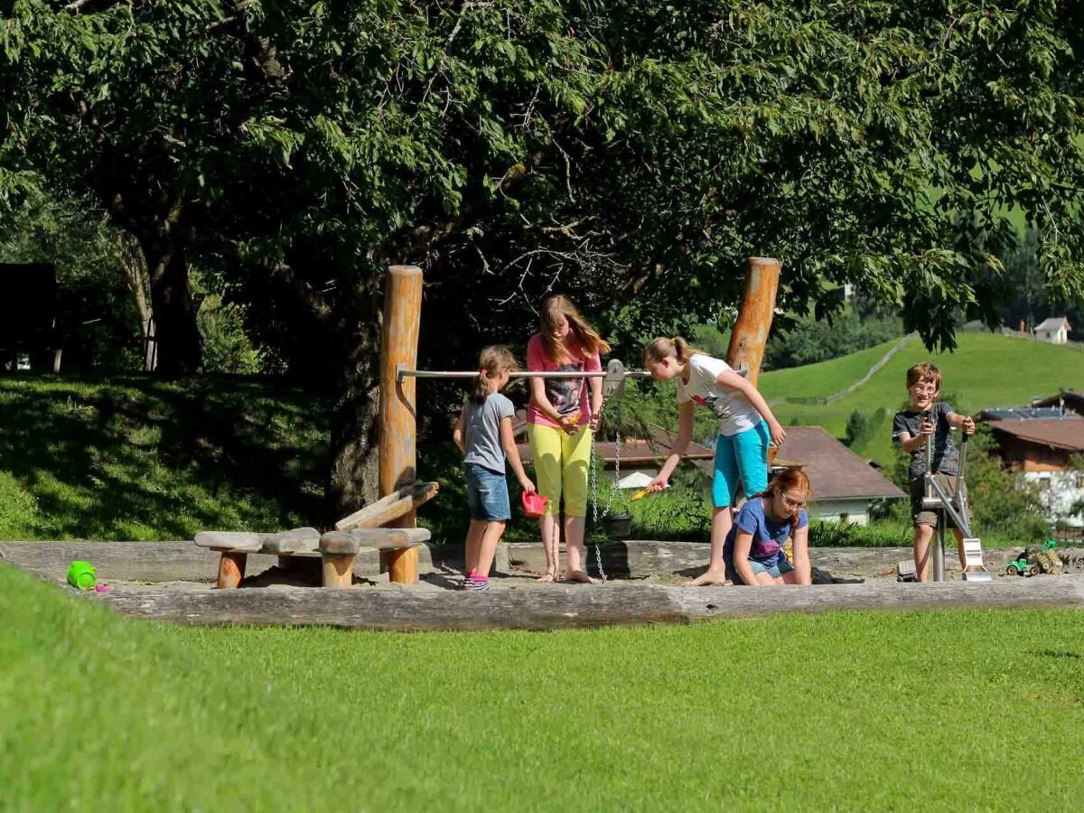 Abenteuerspielplatz für Kinder - SANDKASTEN MIT BA