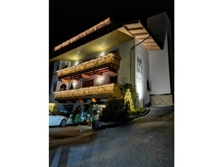 Hausansicht bei Nacht