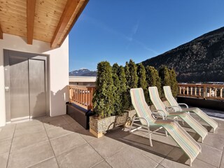 Sonnenterrasse und Ausgang Lift