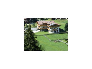 Hausansicht Sommer mit umliegenden Wiesen