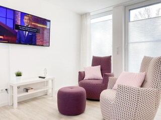 TV und gemütlicher Sitzbereich