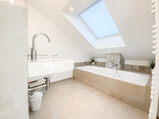 Badewanne, Fenster und Handtuchwärmer