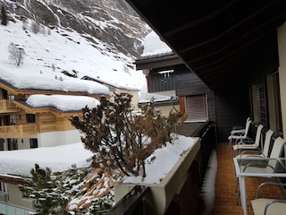 Zwei Türen führen auf den Balkon