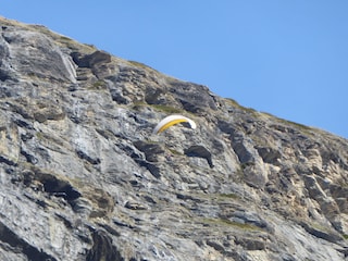 Herabgleitende Paraglider - vom Balkon aus betrachtet