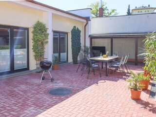 Terrasse mit Zugang zu zwei Zimmern