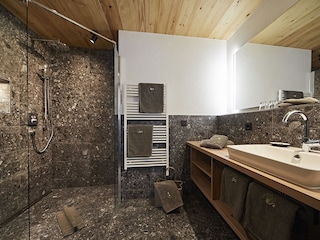 großes Bad mit Regenbrause