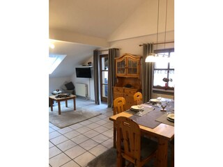 Wohnzimmer mit Esstisch