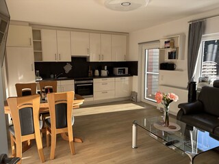 Küche und Wohnzimmer