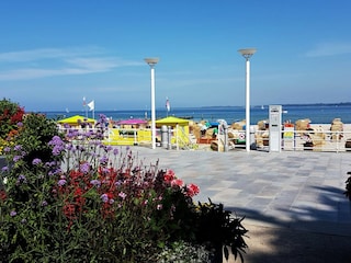 moderne Promenade direkt vor dem Haus