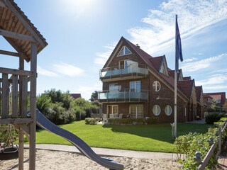 Außenansicht mit hauseigenem Spielplatz