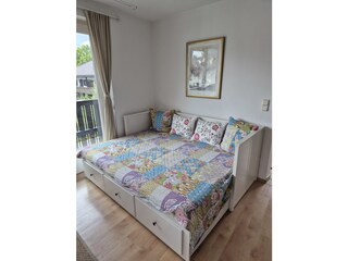 Ausziehbett mit Lattenrost und Matrazen