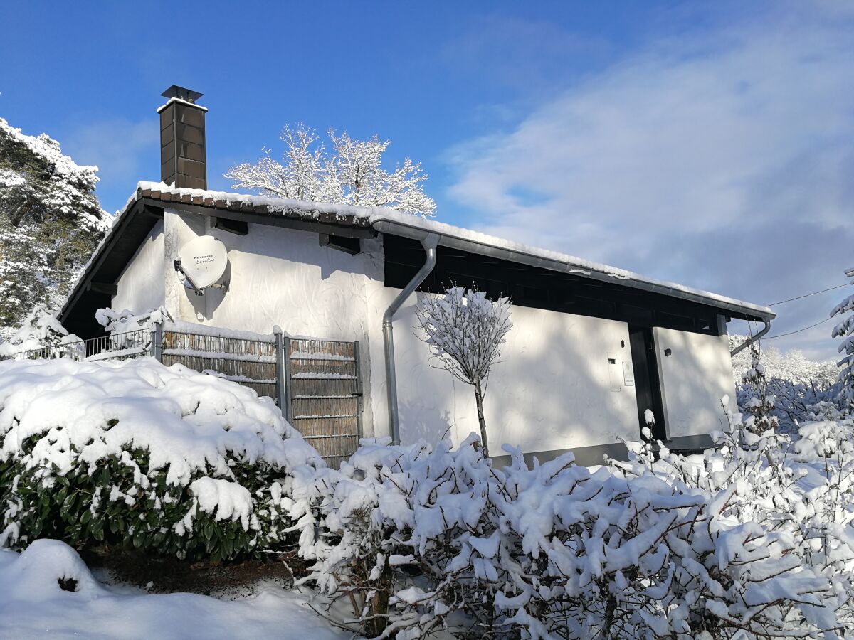 Hausansicht vorne Winter