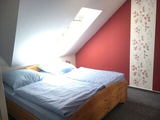 Schlafzimmer 1 mit Doppelbett