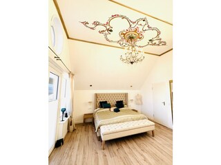Schlafzimmer mit Balkon 1OG