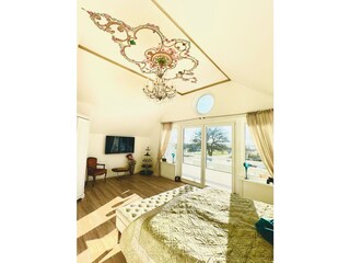 Schlafzimmer mit Balkon 1OG