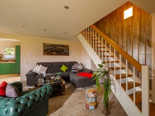 Wohnzimmer mit Treppe ins OG
