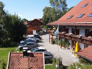 Einfahrt und Parkplatz