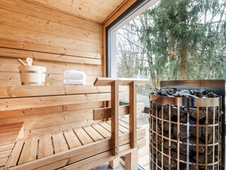 Wellnessbereich mit verglaster finnischer Sauna