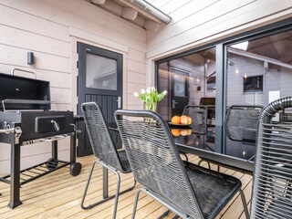 Großer möblierter Balkon mit Grill und Ampelschirm