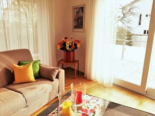 Wohnzimmer mit Balkon- und Terrassenzugang     zugang