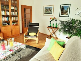 Wohnzimmer mit Bücherschrank