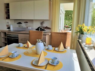 Küche mit Balkon- und Terrassenzugang