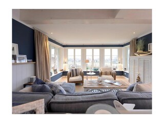 Nantucket Blue - Blick auf den gemütlichen Wohnbereich mit großem Sofa