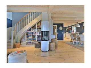 Nantucket Blue - Blick auf den Kaminofen und die Treppe ins OG