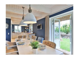 Nantucket Blue - Blick auf den lichtdurchfluteten Essbereich