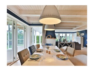 Nantucket Blue - Blick auf den lichtdurchfluteten Essbereich