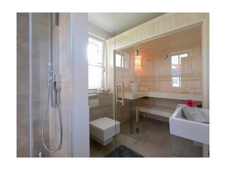 Arielle-Tageslichtbadezimmer im Erdgeschoss mit Sauna und Dusche