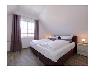 Arielle- Schlafzimmer im Obergeschoss mit Doppelbett