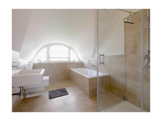 Arielle-Tageslichtbadezimmer im Obergeschoss mit Badewanne und Dusche