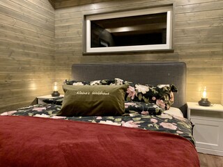 Schlafzimmer mit Boxspringbett