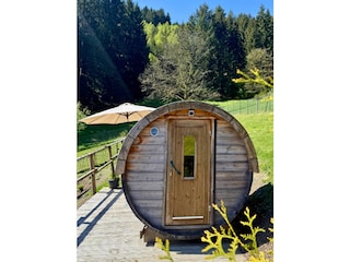 Fass-Sauna im Garten