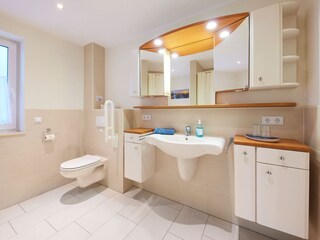 Badezimmer mit Dusche und WC