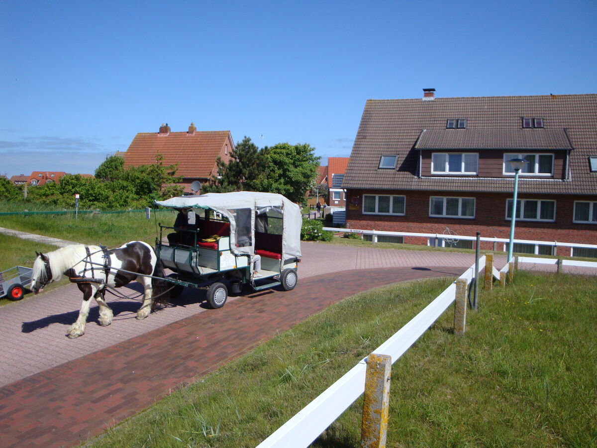 Haus mit der Sonnenuhr und Kutsche