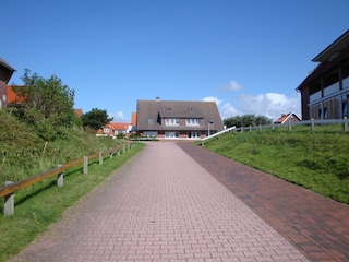 Der Weg führt direkt zum Haus mit der Sonnenuhr