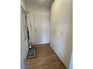 Eingang Flur mit Schränken u Garderobe