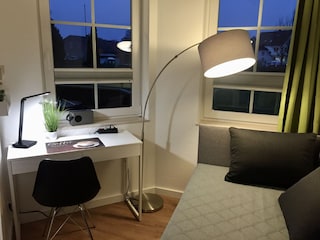 Gemütliches Schlafzimmer mit Schreibtisch