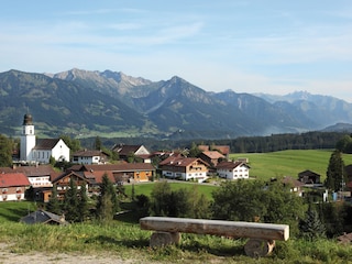 Blick auf Ofterschwang mit Alpen