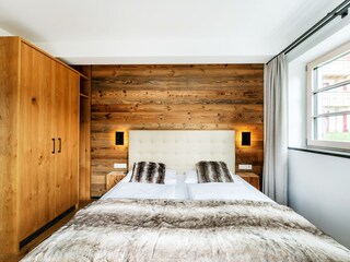 Schlafzimmer (mit Balkon)